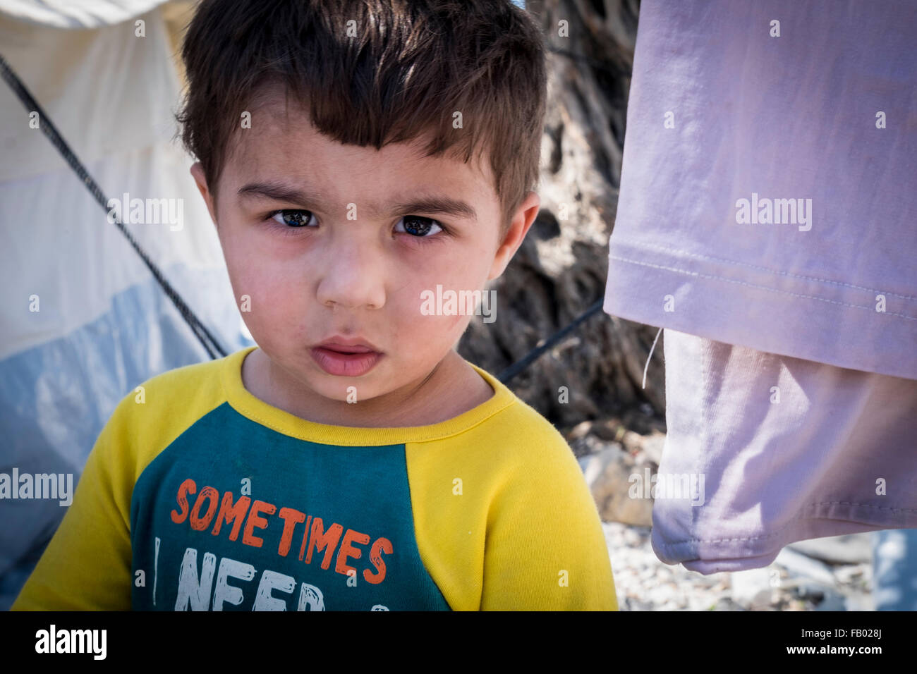 Giovane rifugiato siriano bambino nel Kara Tepe camp di transito sull'isola greca di Lesbo Foto Stock