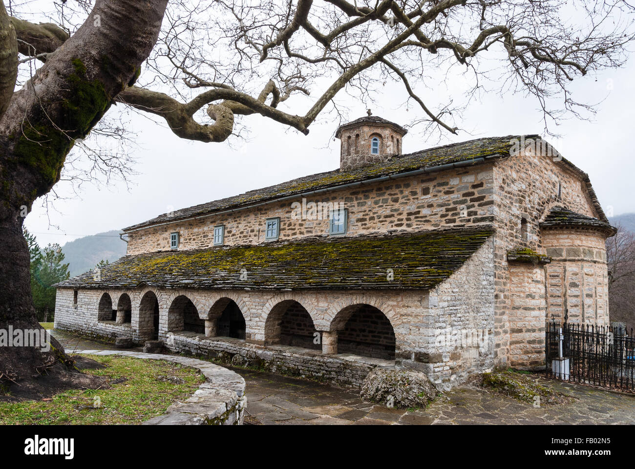 La vecchia chiesa di Taxiarchon nel Mikro Papigo villaggio in Epiro, Grecia Foto Stock