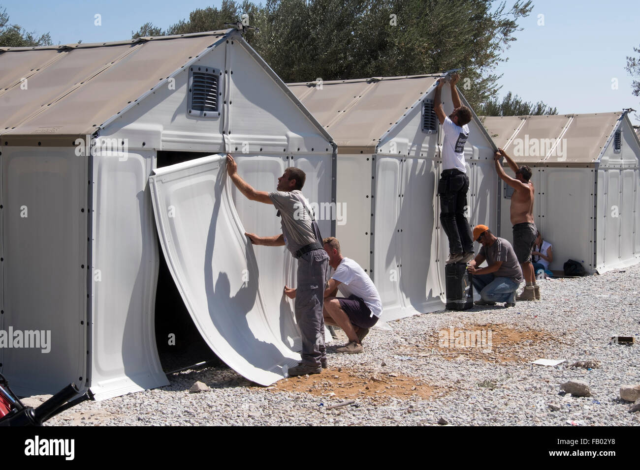 Costruzione di un transito temporaneo per il campo per i rifugiati che arrivano sull'isola greca di Lesbo nella capitale, Mytillene. Foto Stock