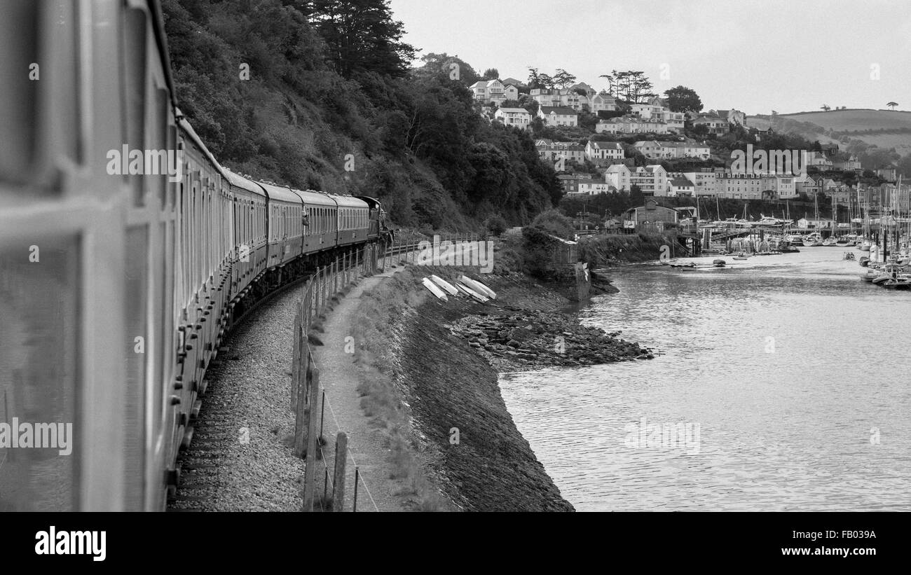 7827 Lydham Manor traina un treno lungo le rive del fiume Dart Kingswear stazione sul Dartmouth Steam Railway, Devon Foto Stock