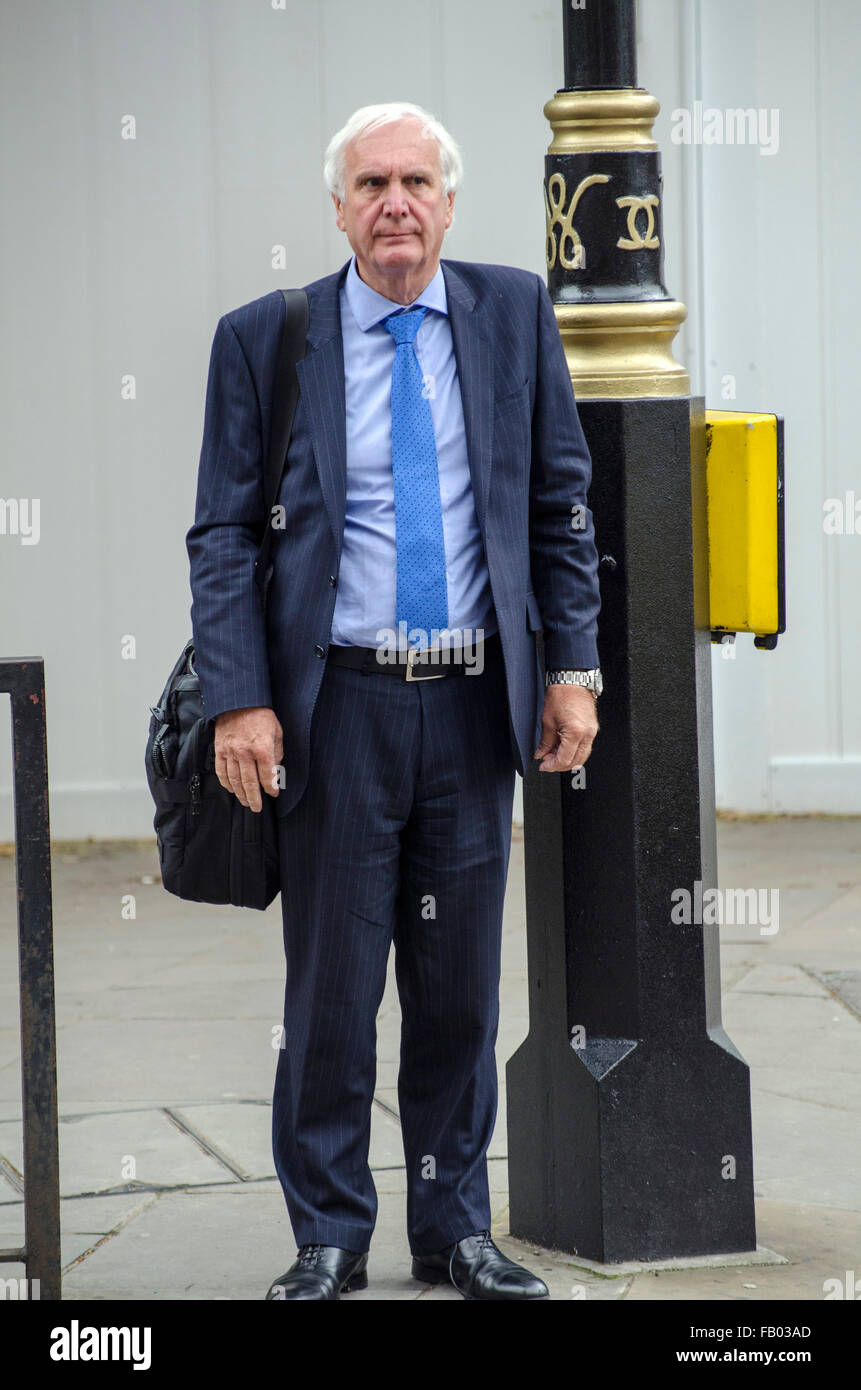 Londra, UK, 16 settembre 2015, Sir Edward Eddie Lister case al di fuori del Parlamento. Sir Edward Lister fu nominato Vice Sindaco di politica e di pianificazione e capo del personale di Boris Johnson. In precedenza è stato leader del Consiglio a Wandsworth. Foto Stock