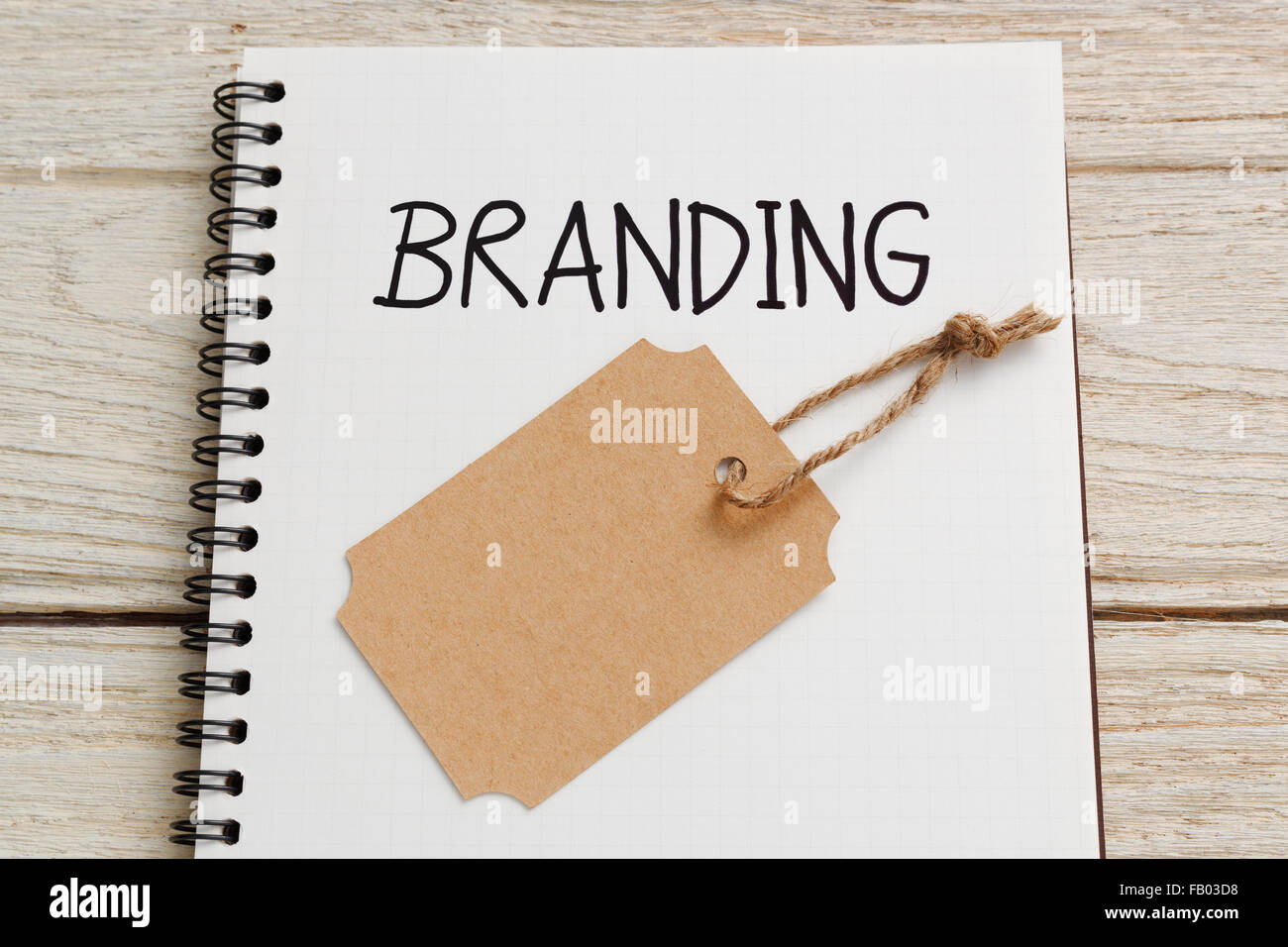 Concetto di branding con tag di marca su notebook Foto Stock