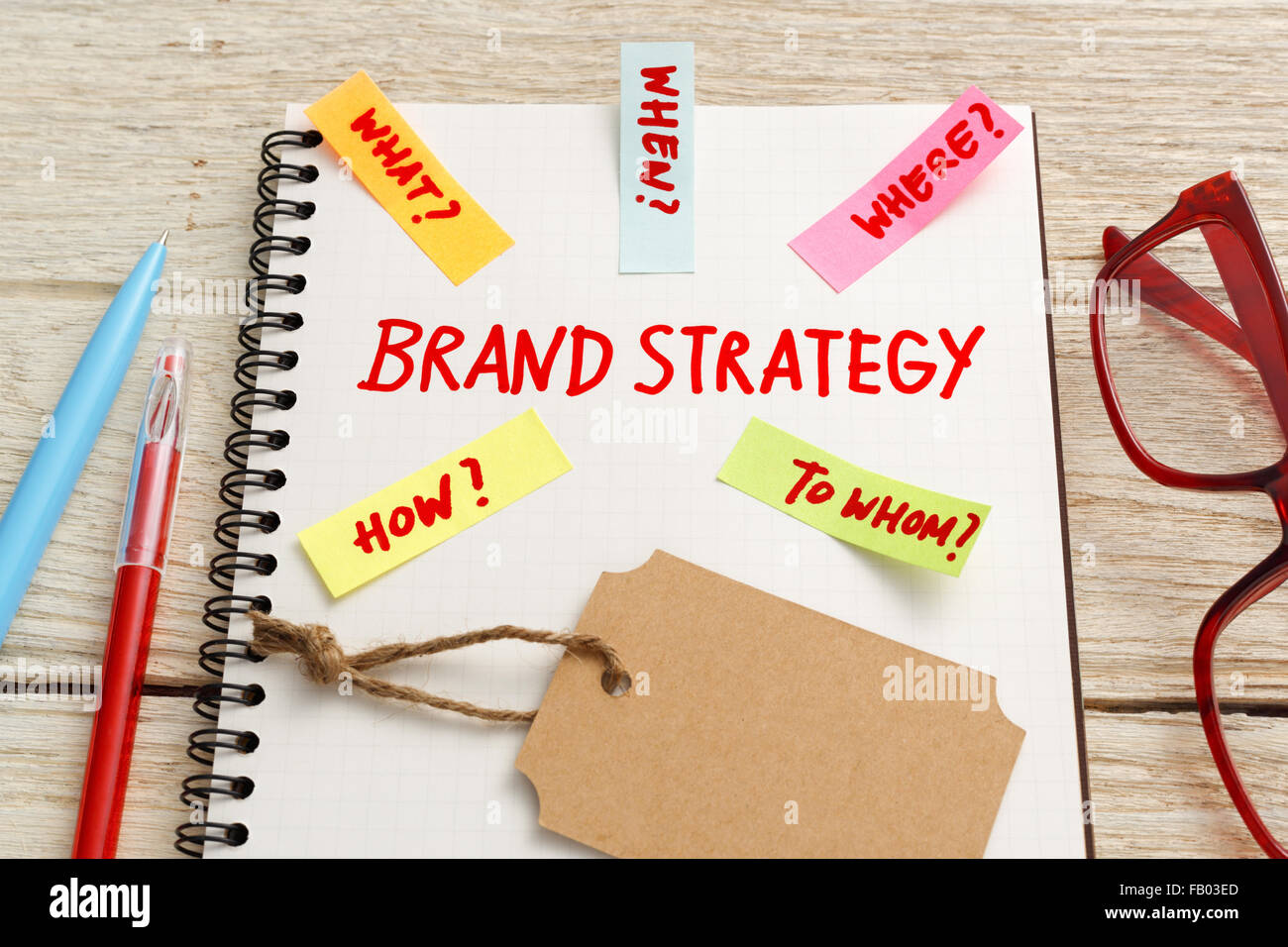 Brand Marketing il concetto di strategia con tag kraft sulla scrivania in ufficio Foto Stock