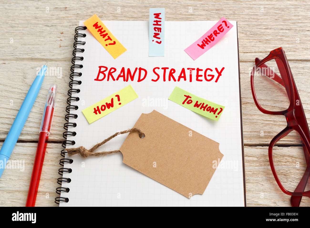 Brand Marketing il concetto di strategia con tag kraft e occhiali sulla scrivania in ufficio Foto Stock