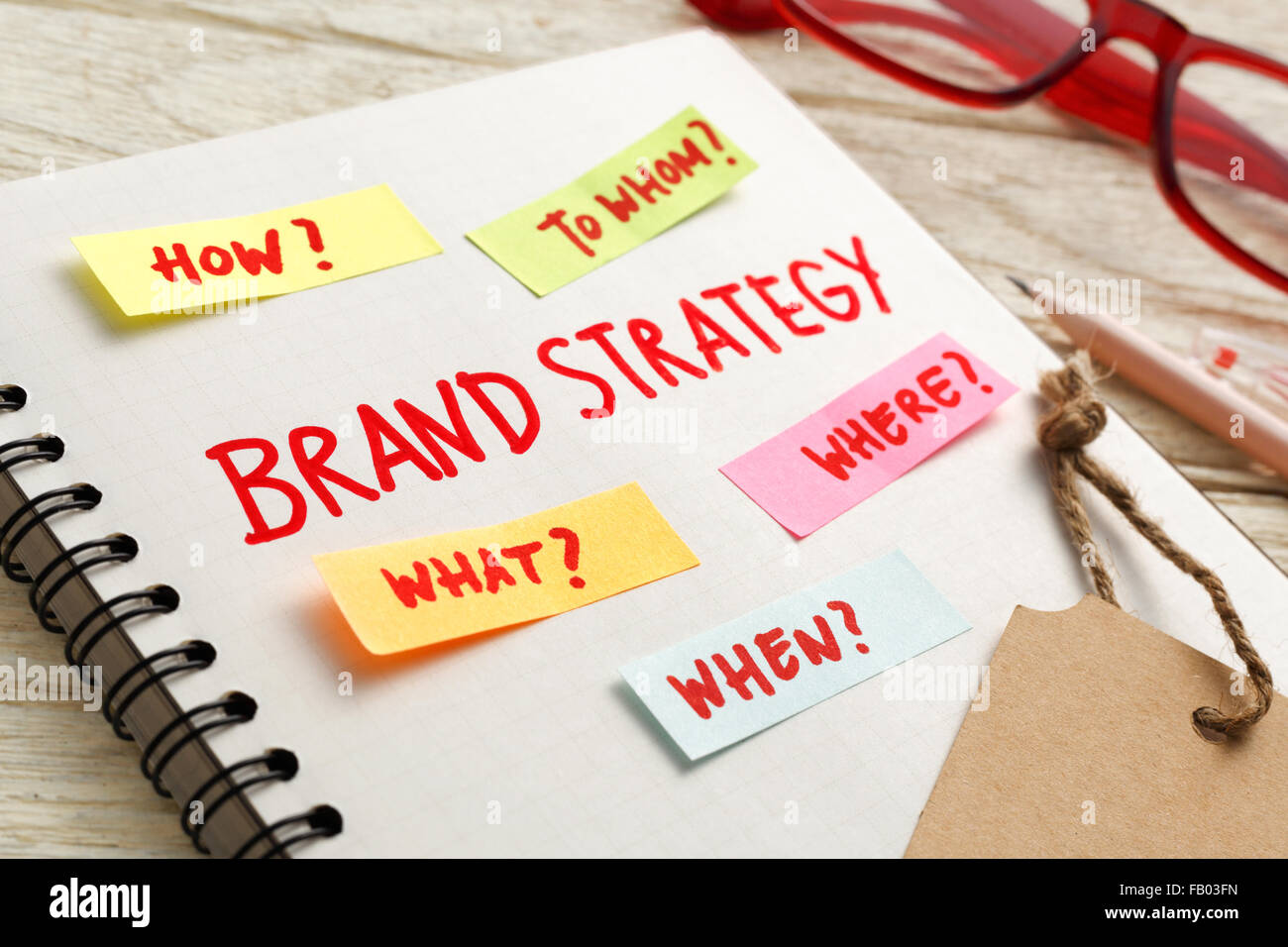 Brand Marketing il concetto di strategia con i notebook, tag di marca Foto Stock