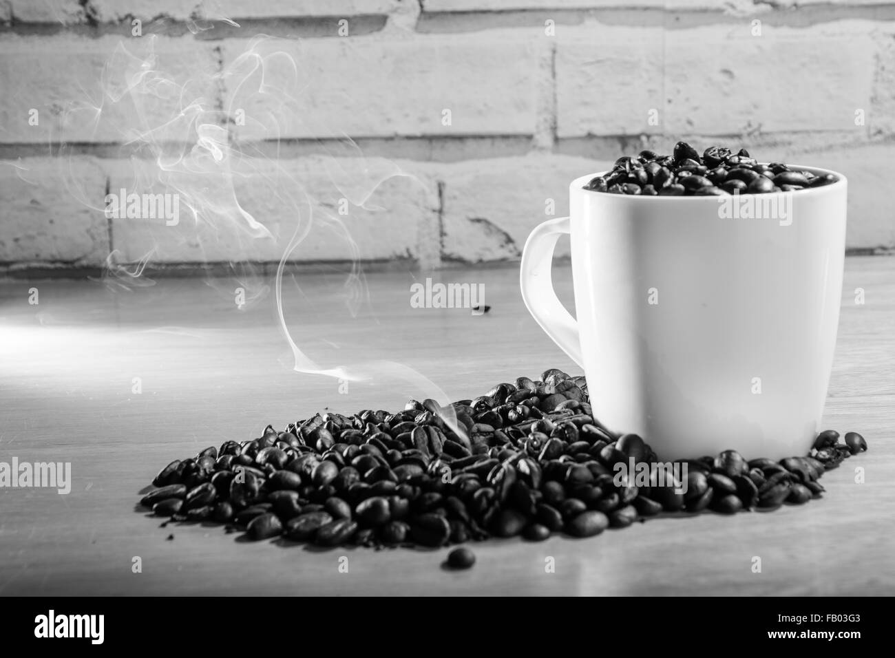 Appena i fagioli arrosto in ogni tazza. tazza da caffè riempito di caffè torrefatto in grani Foto Stock