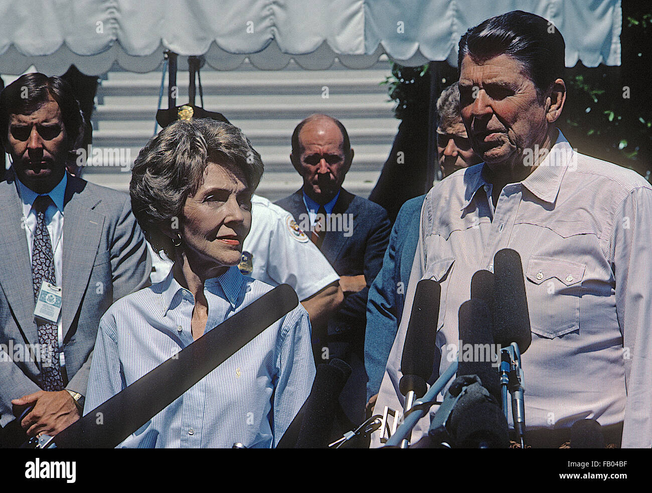 Washington, DC, Stati Uniti d'America 8 Luglio, 1983 Presidente Ronald Reagan e la First lady Nancy Reagan in pausa il Portico del sud per una breve sessione di Domande e risposte con Reporter sull'amministrazione Carter Materiali della campagna, prima di salire a bordo di un Marine per il volo a Camp David per il fine settimana. Credito: Mark Reinstein Foto Stock