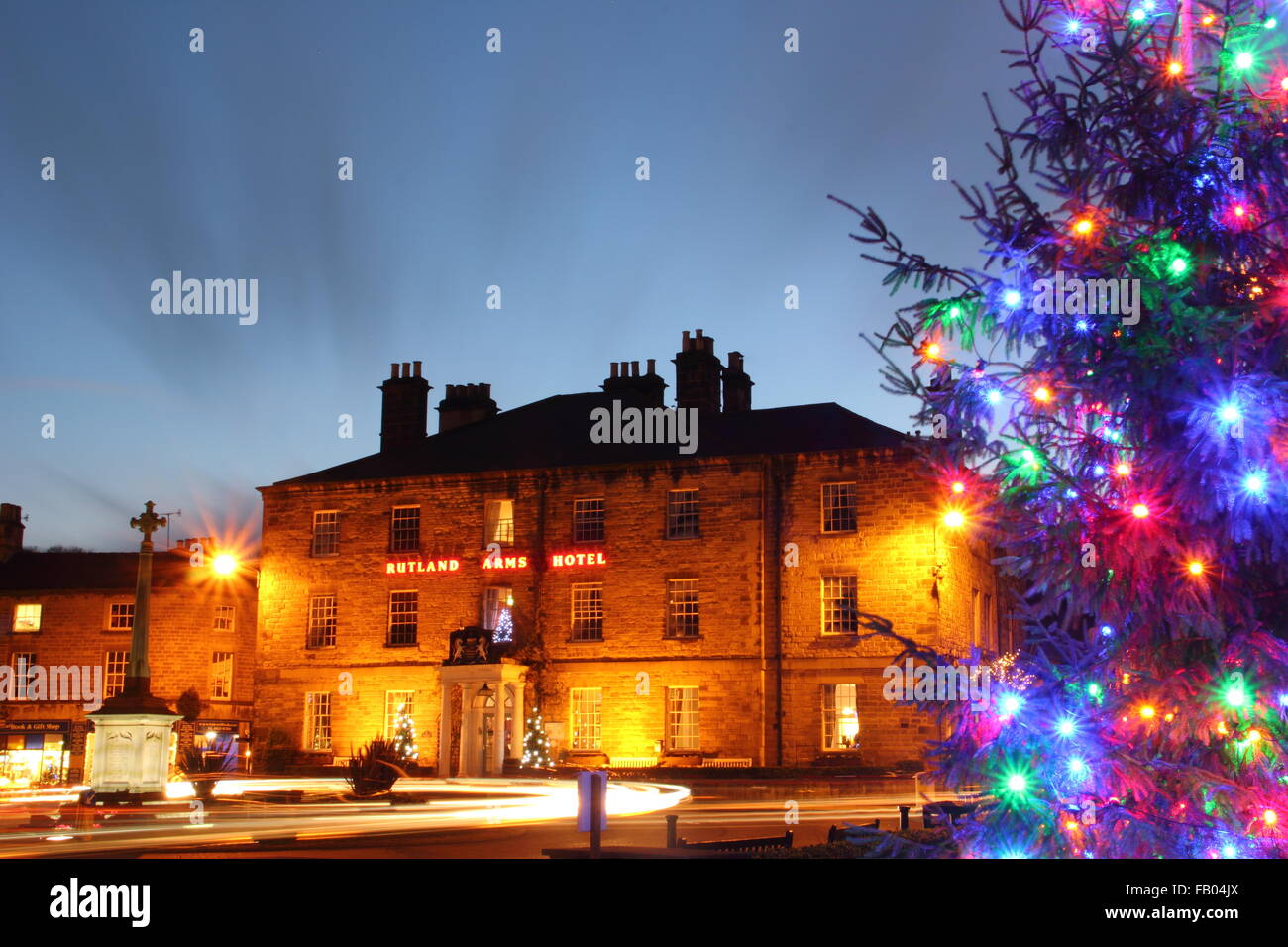 Un albero di Natale sul display in Bakewell Town Center, guardando il Rutland Arms Hotel, Peak District, DERBYSHIRE REGNO UNITO Inghilterra Foto Stock