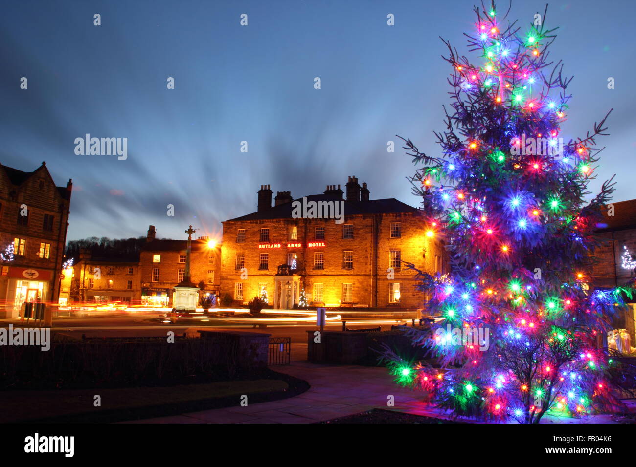 Un albero di Natale sul display in Bakewell Town Center, guardando il Rutland Arms Hotel, Peak District, DERBYSHIRE REGNO UNITO Inghilterra Foto Stock