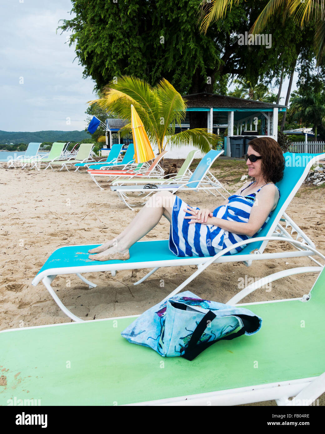 A 50 anni a guest cottage sul mare resort, avvolge in un telo da spiaggia dopo una nuotata nell'oceano dei Caraibi di St. Croix, U.S. Isole Vergini. Foto Stock