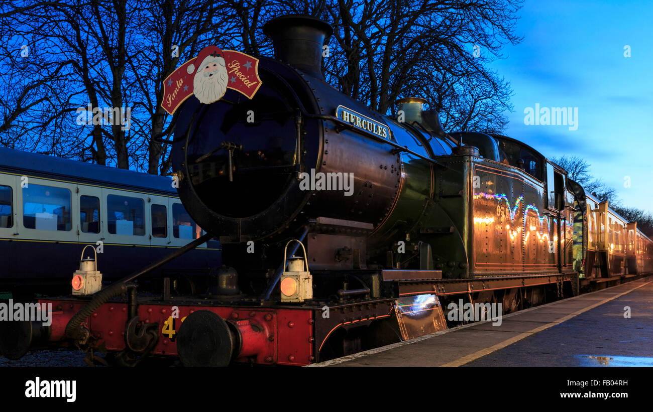 4277 Hercules locomotiva a vapore si erge a Paignton stazione dopo trasporta un 'Santa Special' in Dartmouth Steam Railway, Devon Foto Stock