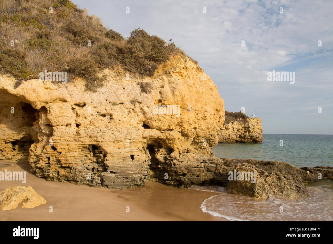 Scogliere calcaree a Praia de Santa Eulalia, nei pressi di Albufeira, Algarve, PORTOGALLO Foto Stock