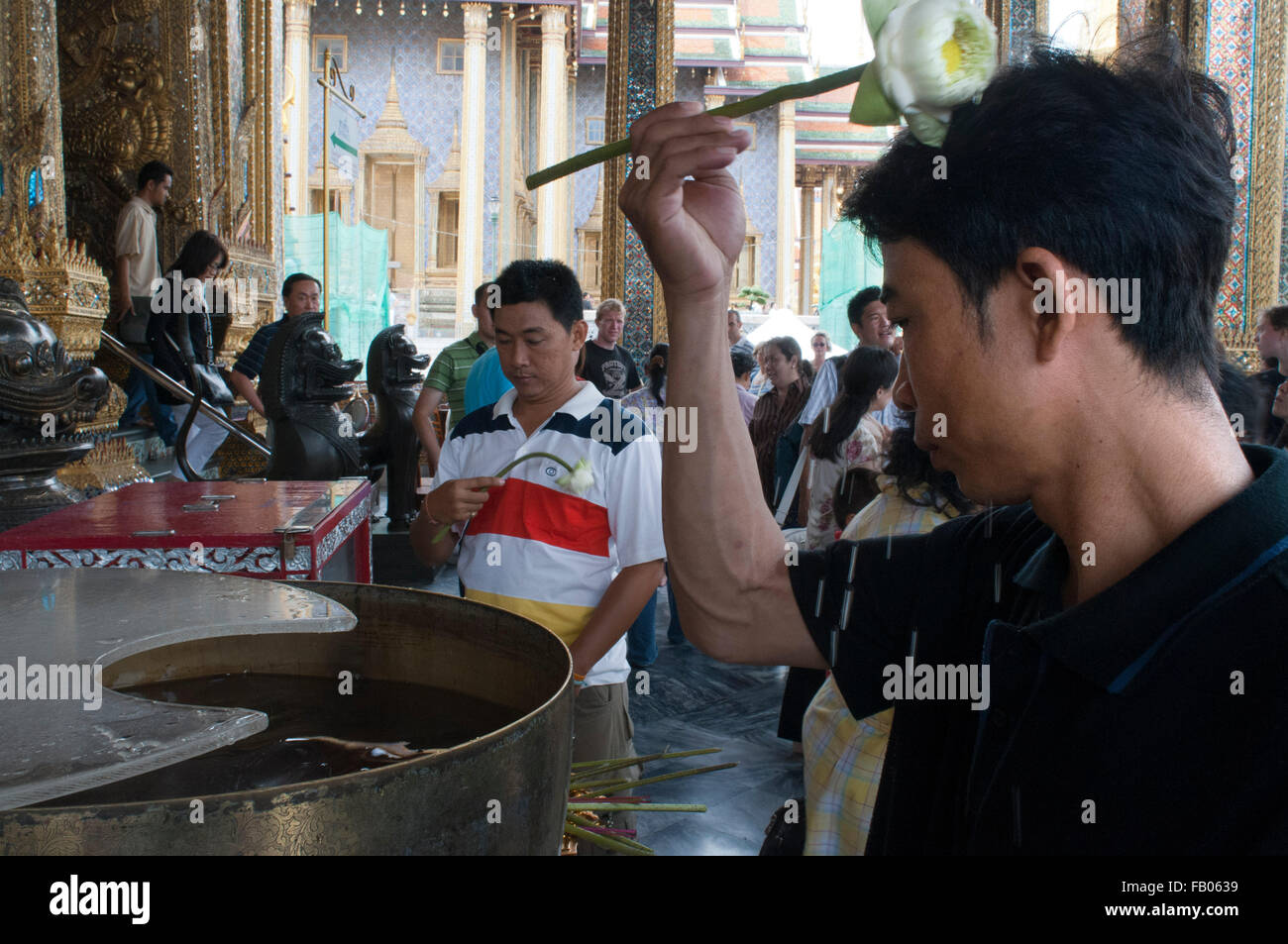 Pregate e offerte, bot, Buddha, preghiere, persone, tempio Wat Phra Kaeo, il Grand Palace, Bangkok, Thailandia, in Asia. Popolo Thai pregare Foto Stock