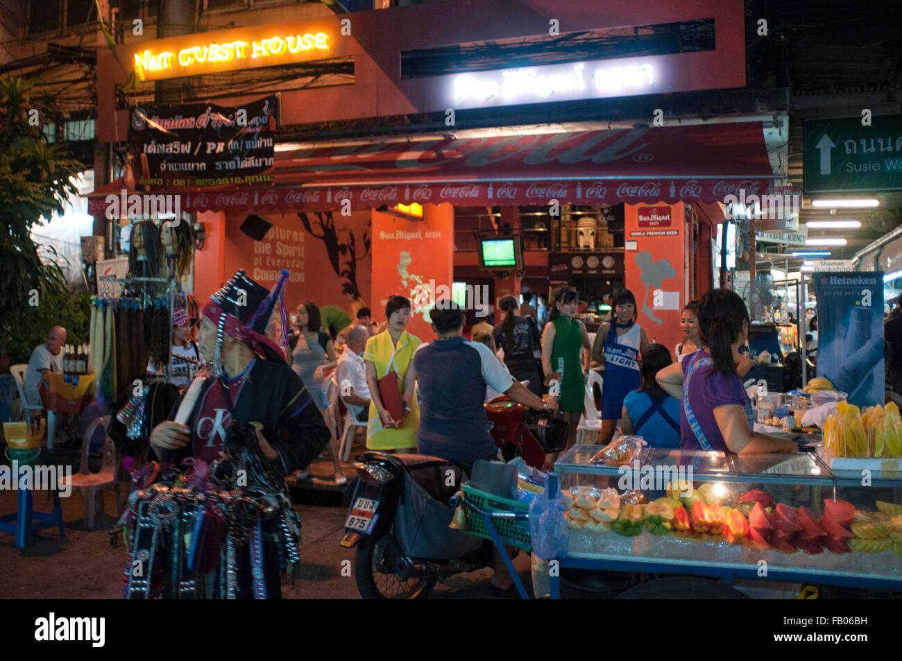 Khaosan Road o Khao San Road è una breve strada nella zona centrale di Bangkok, Tailandia. È nella zona di Banglamphu di (Phra Nakhon distr Foto Stock