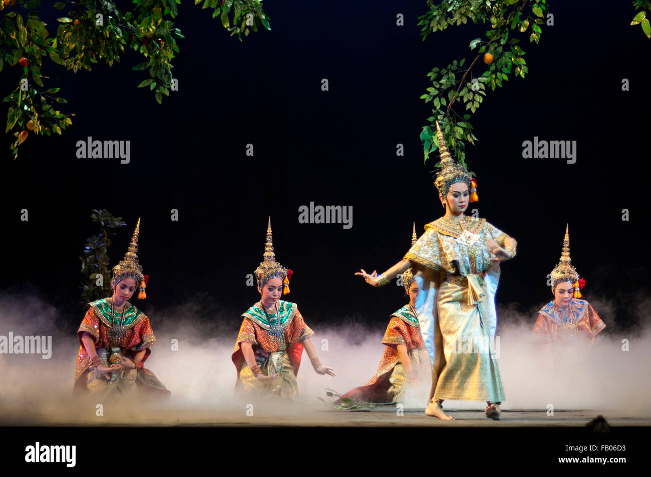 Danza classica Tailandese performance al Teatro Salachalermkrung a Bangkok, in Thailandia. Khon-Thai mascherato CLASSICO danza presso la Sala Foto Stock