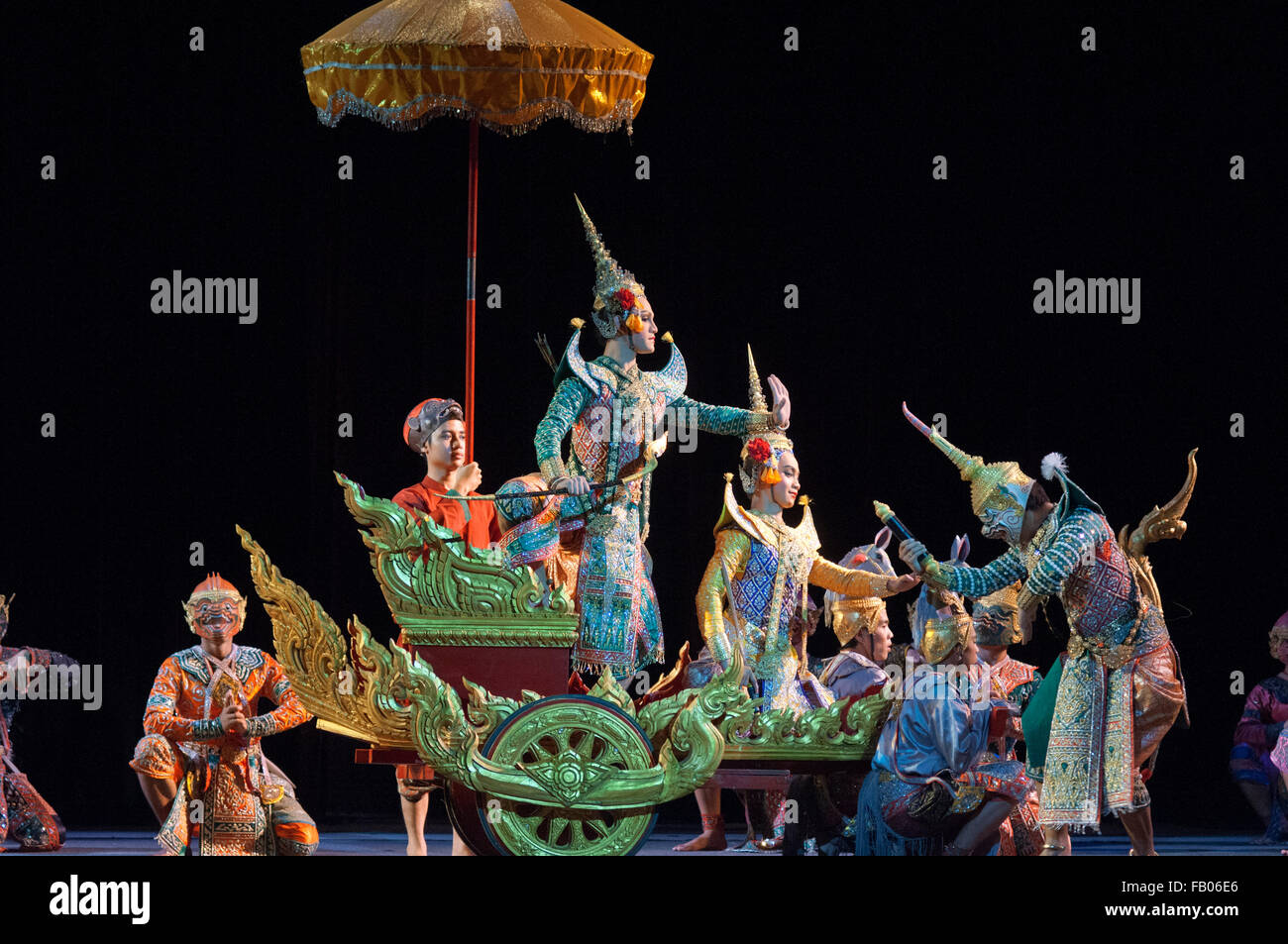 Danza classica Tailandese performance al Teatro Salachalermkrung a Bangkok, in Thailandia. Khon-Thai mascherato CLASSICO danza presso la Sala Foto Stock