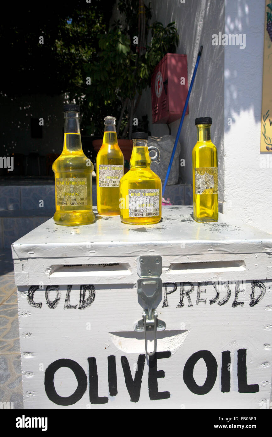 Olio di oliva venduto in Siana village, l' Isola di Rodi, Grecia Foto Stock