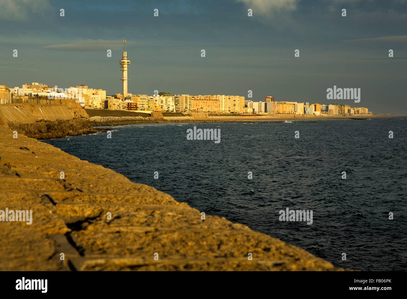 Panoramica del argine. Spicca una grande torre comunemente noto con il nome di 'Piruli' .Cádiz, Andalucía, Spagna Foto Stock