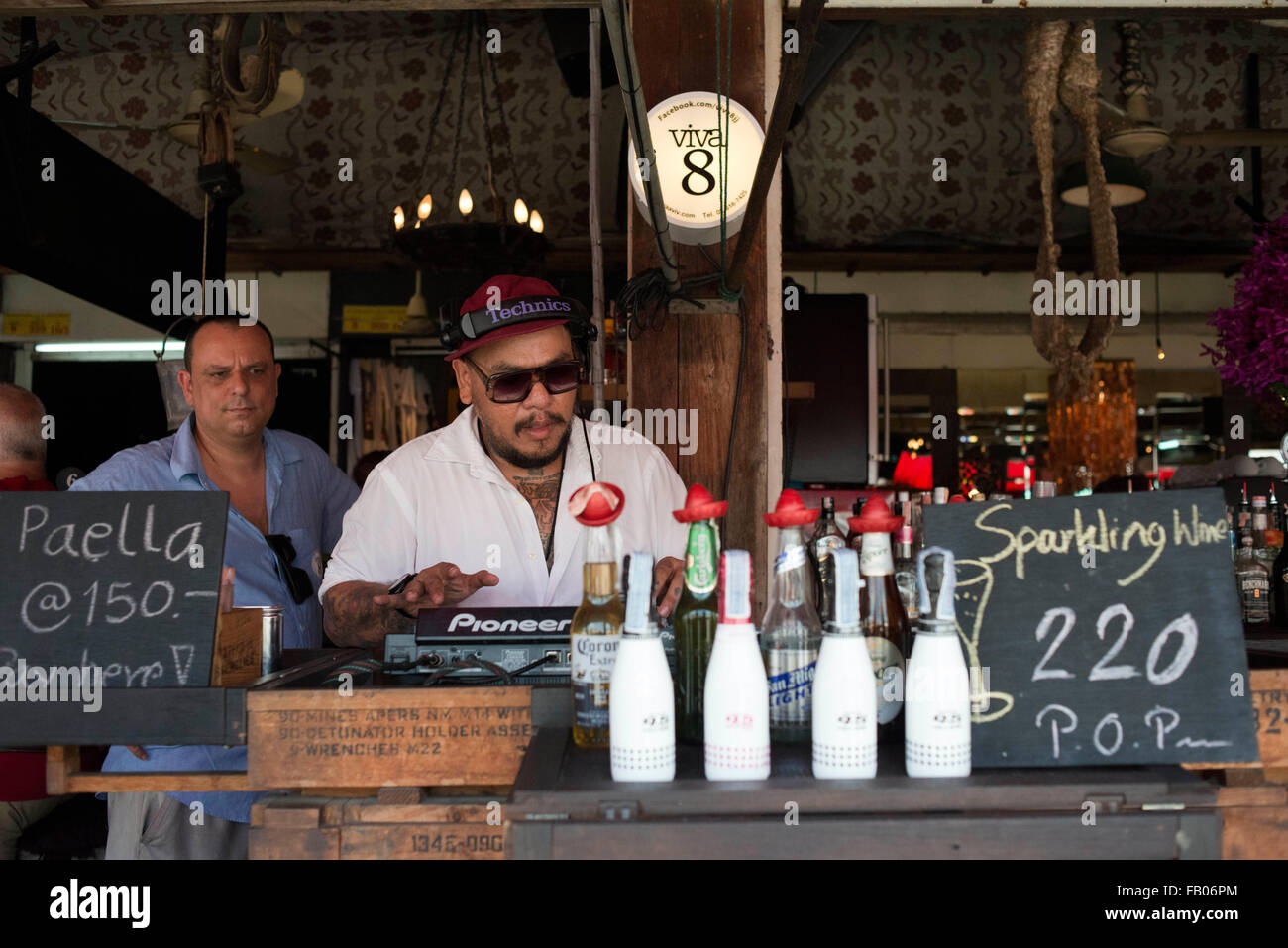 Stallo alimentare presso il Mercato del fine settimana di Chatuchak, Bangkok. Il mercato del fine settimana di Chatuchak. Il mercato del fine settimana di Chatuchak o Jatujak Foto Stock