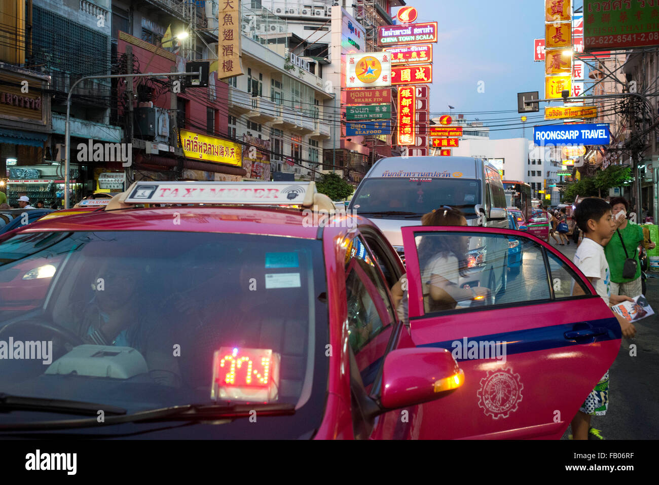 I taxi in strada. Visualizza in basso Thanon Yaowarat road a notte nel centro di quartiere Chinatown di Bangkok in Thailandia. Yaowarat e Pha Foto Stock
