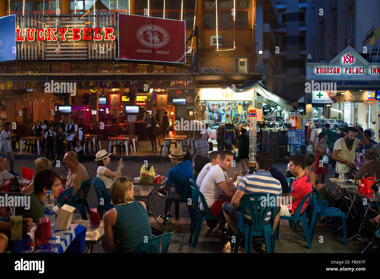 Bar, ristoranti e vita notturna a Khao San Road. Bangkok. Pressione di stallo di cibo. Bangkok. Khaosan Road o Khao San Road è una strada corta Foto Stock