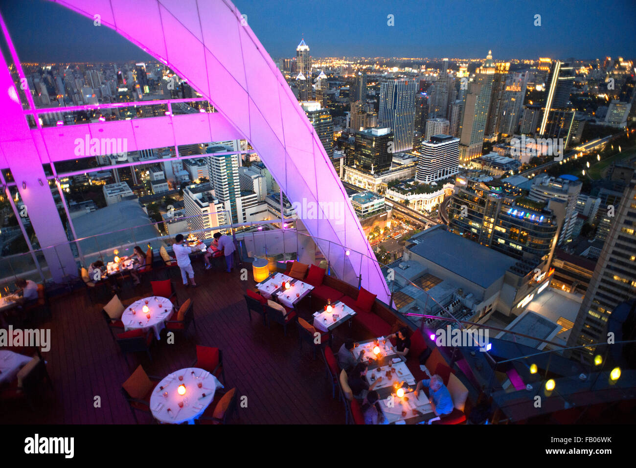 Red Sky ristorante sul tetto. Bangkok. Thailandia. Al piano superiore del Centara Grand grattacielo nel centro della città. La vista ch Foto Stock