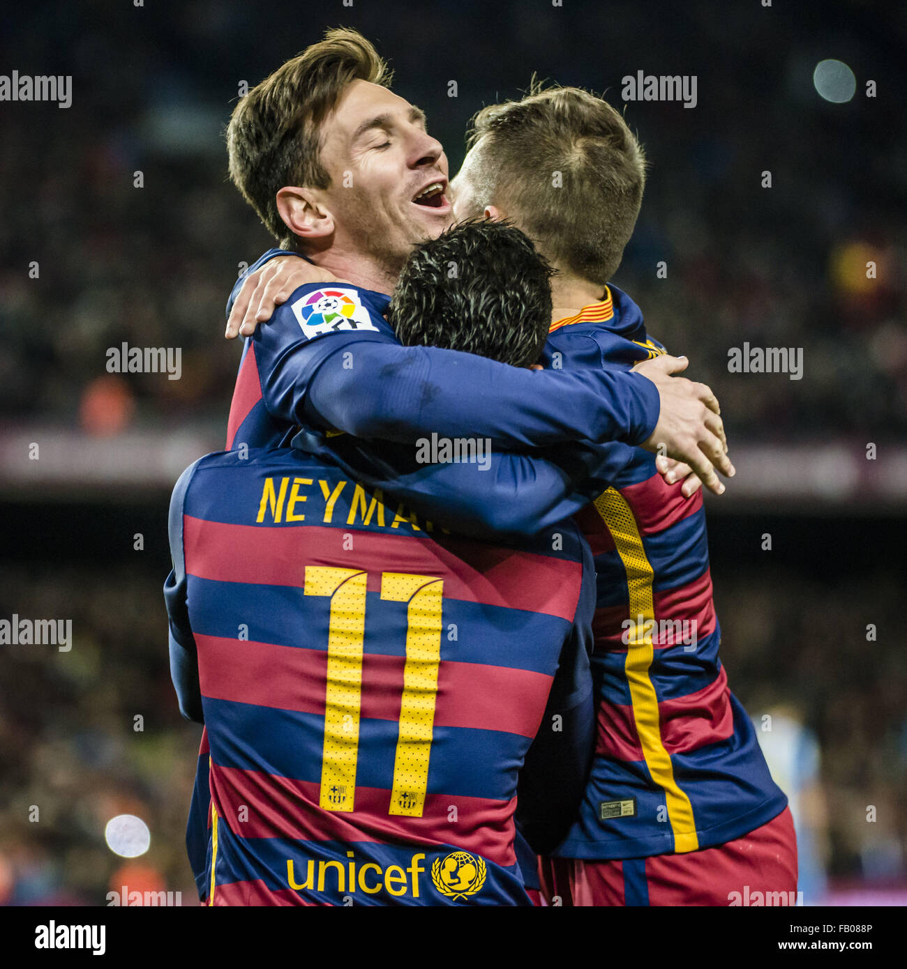 Barcellona, in Catalogna, Spagna. Il 6 gennaio, 2016. FC Barcelona compagni di squadra, inclusi Lionel Messi, in alto a sinistra, celebrare con NEYMAR JR. dopo il suo gol contro il RCD Espanyol durante lo spagnolo 'Copa del Rey" (coppa del Re) azione presso il Camp Nou. Credito: Matthias Oesterle/ZUMA filo/Alamy Live News Foto Stock