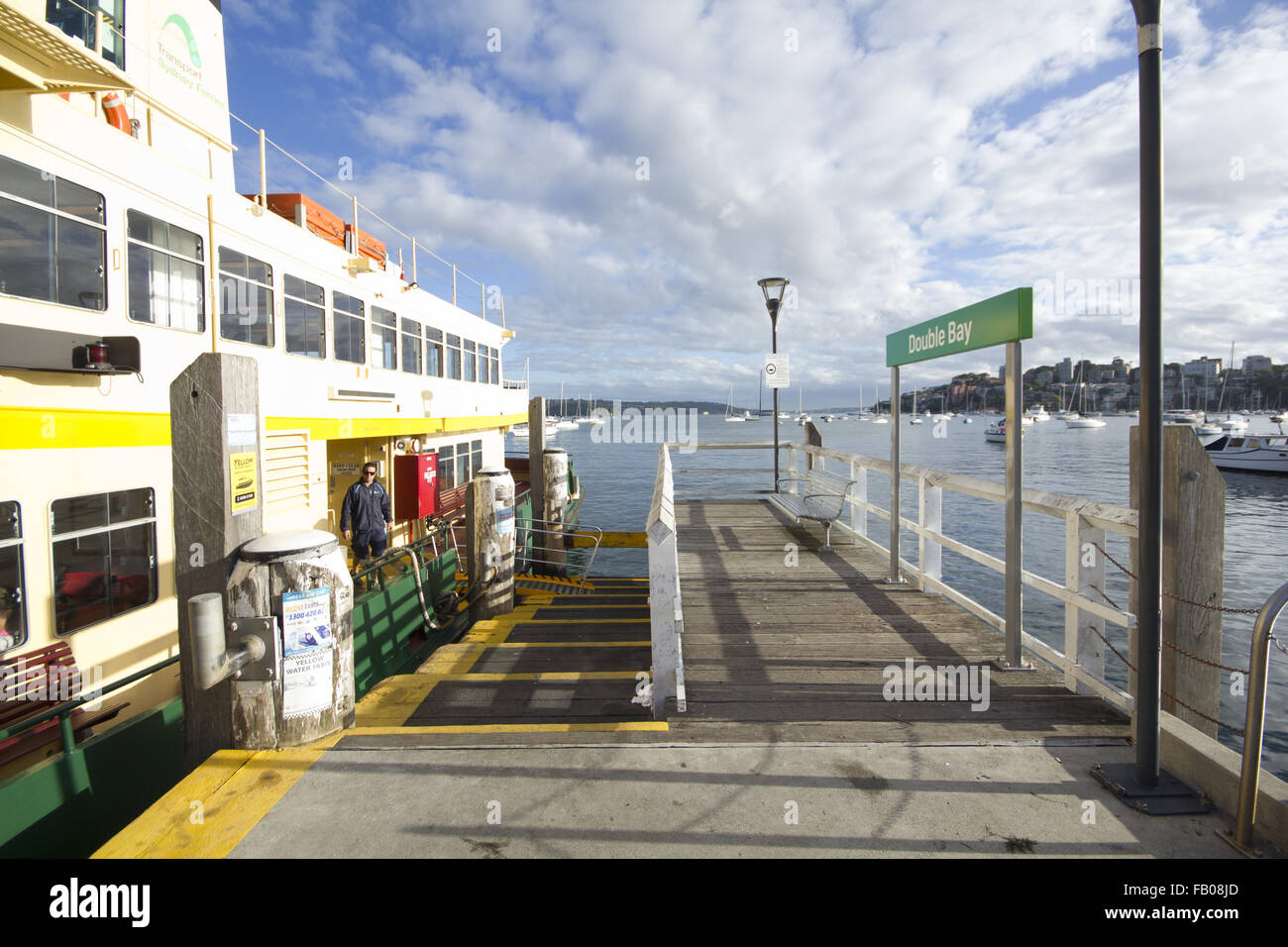 Ferry di Sydney al fianco di Double Bay Wharf Foto Stock