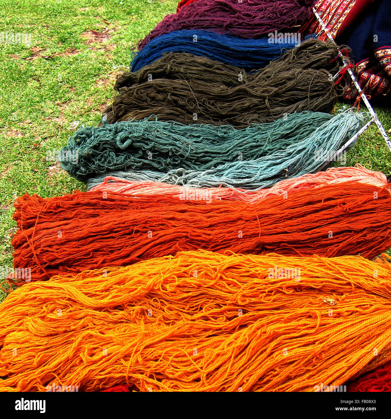 Tinti a mano lana di alpaca utilizzando tinte naturali in Perù Foto Stock