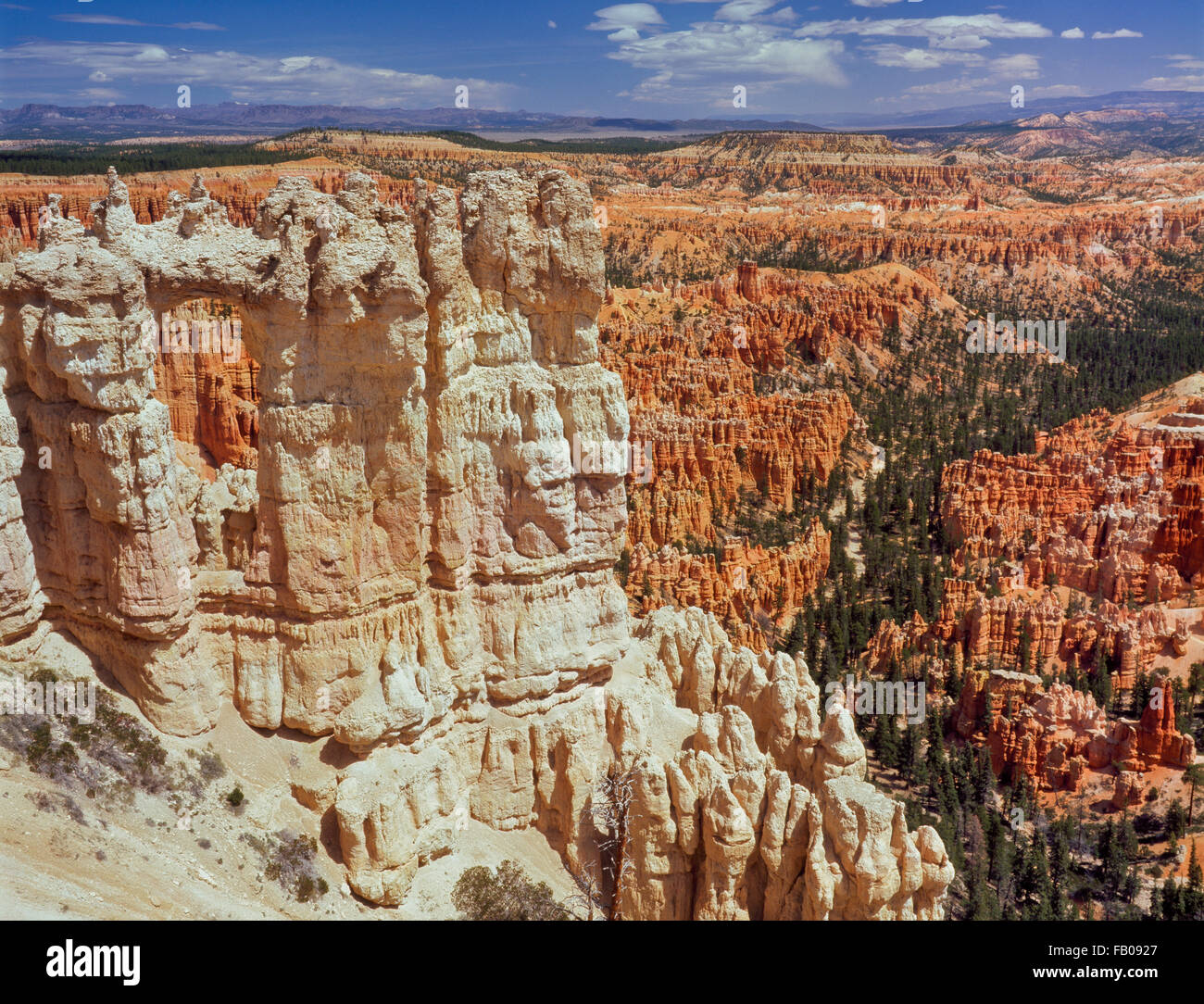 finestra naturale in pietra arenaria sopra il canyon di bryce, utah Foto Stock