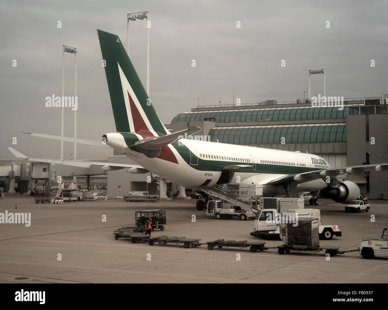 AJAXNETPHOTO. 3RD dicembre, 2015. FIUMICINO, ROMA, Italia. - ALITALIA AIRBUS - un A330 202 AIRBUS jet del passeggero il carico presso il terminale. Foto:JONATHAN EASTLAND/AJAX REF:GX151012 75619 Foto Stock