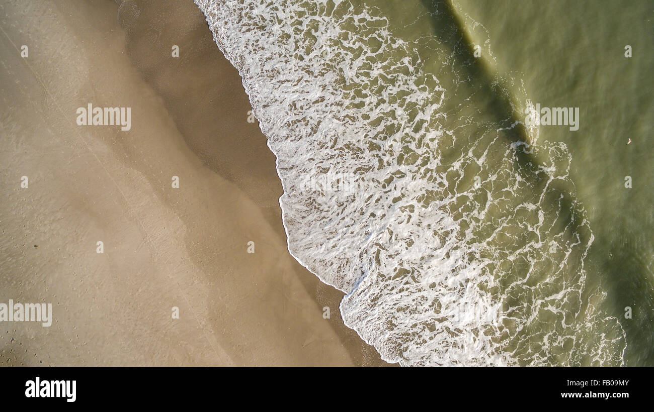Vista aerea delle onde sulla spiaggia a Melbourne Beach, Florida Foto Stock