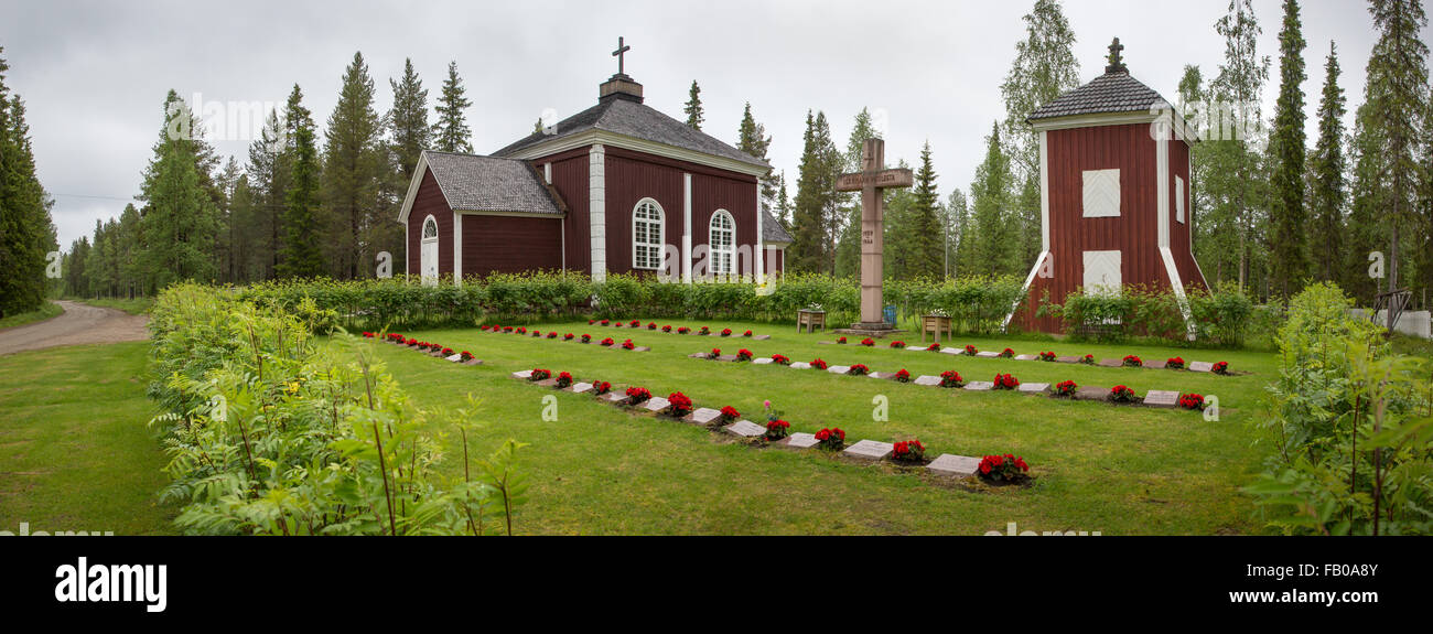 Panorama della II Guerra Mondiale Veterani del cimitero e l'esterno della chiesa e il campanile a torre in Kolari, Finlandia Foto Stock