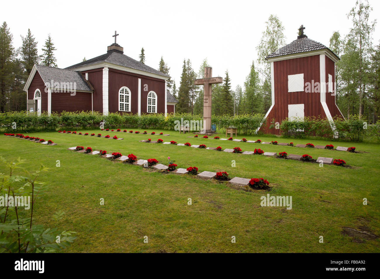 II Guerra Mondiale Veterani del cimitero e la parte esterna del Kolarinsaaren kirkko (Saaren vanha kirkko) in Kolari, Finlandia Foto Stock