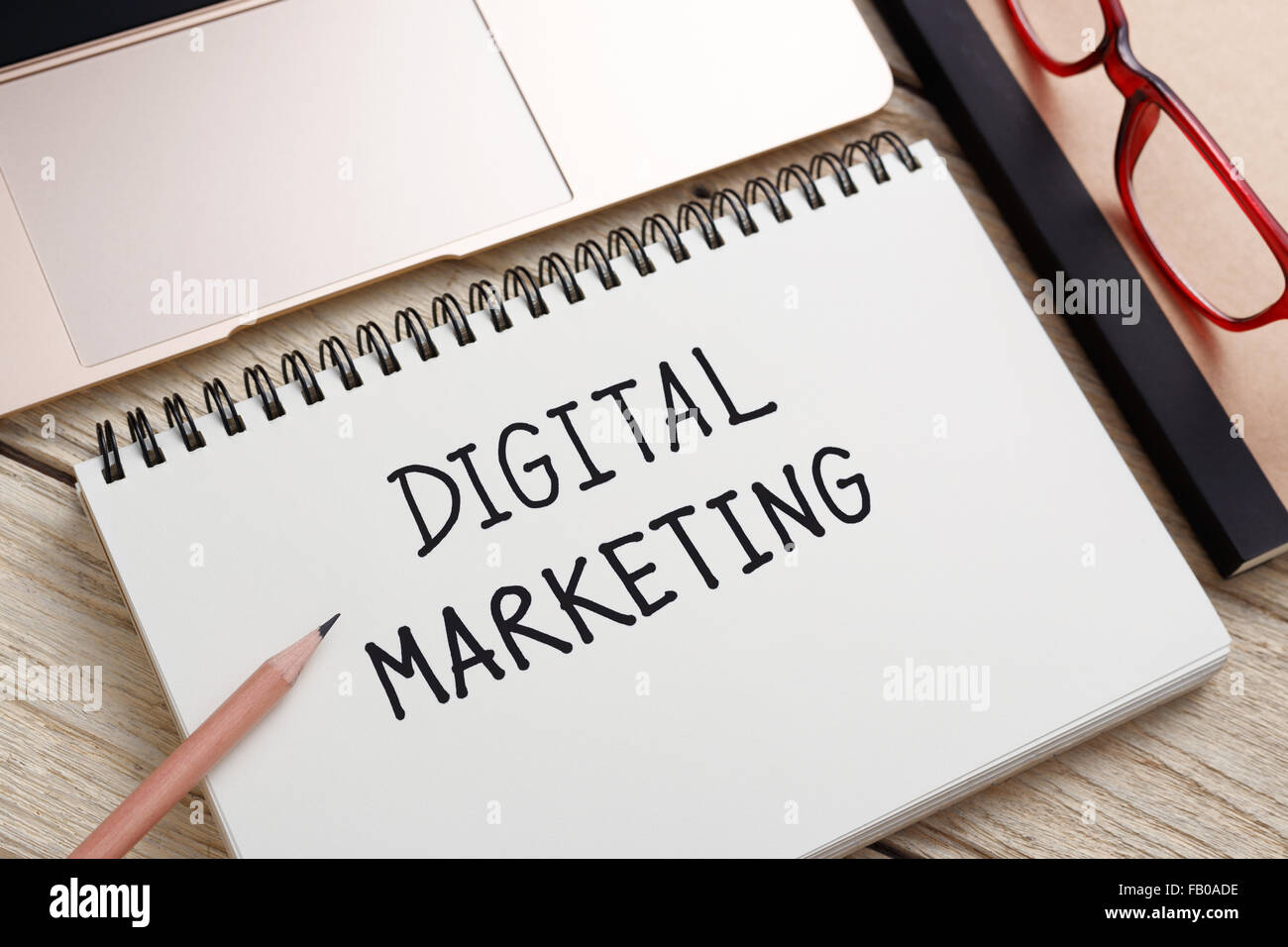 Il marketing digitale concetto con laptop sulla scrivania in ufficio Foto Stock