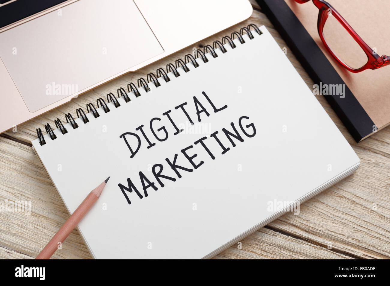 Il marketing digitale concetto con laptop sulla scrivania in ufficio Foto Stock