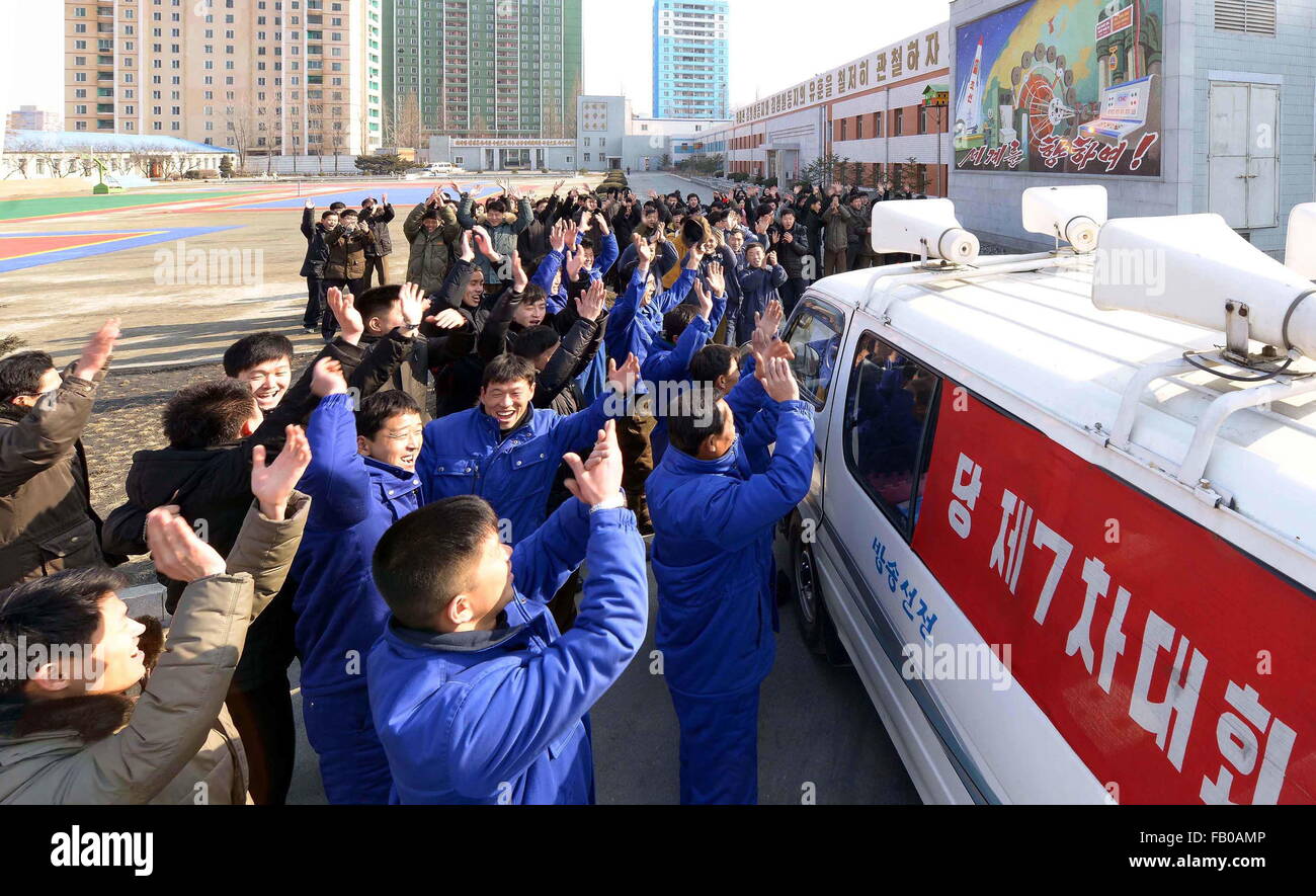 Pyongyang. Il 6 gennaio, 2016. Foto fornita dalla Korean Central News Agency (KCNA) su Gennaio 6, 2016 illustra ai cittadini celebrare la bomba ad idrogeno il test di Pyongyang, capitale della Repubblica Democratica Popolare di Corea (RPDC). La Repubblica democratica popolare di Corea ha annunciato mercoledì che essa ha effettuato con successo la sua prima bomba ad idrogeno prova. Credito: KCNA/Xinhua/Alamy Live News Foto Stock