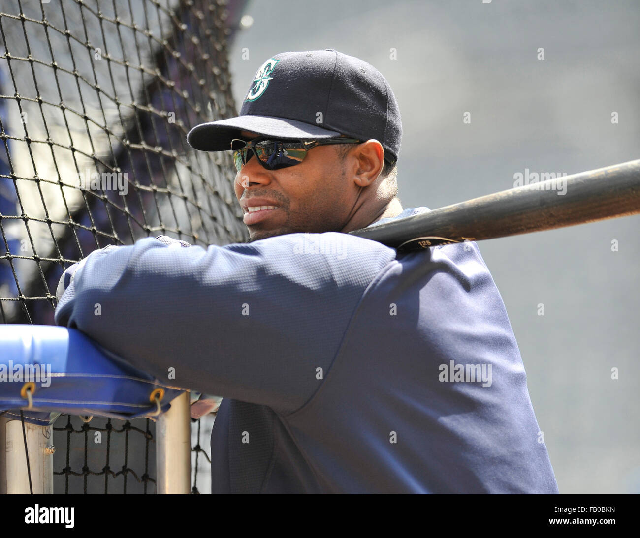 File. Il 6 gennaio, 2016. Major League Baseball legend Ken Griffey JR. Si uniranno M. Piazza nel 2016 cerimonia di induzione in Cooperstown, New York, il 24 luglio 2016. Statistiche e riconoscimenti per Griffey - 630 corre a casa, un .284 durata media, 10 Gold guanti, 13 All-Star selezioni e unanime la selezione di MVP in 1997. Nella foto: 28 Aprile 2010 - Ken Griffey Jr #24 dei Seattle Mariners prima di una partita contro Kansas City Royals presso Kauffman Stadium di Kansas City, Missouri. I marinai ha vinto 6-5. © csm/Alamy Live News Foto Stock