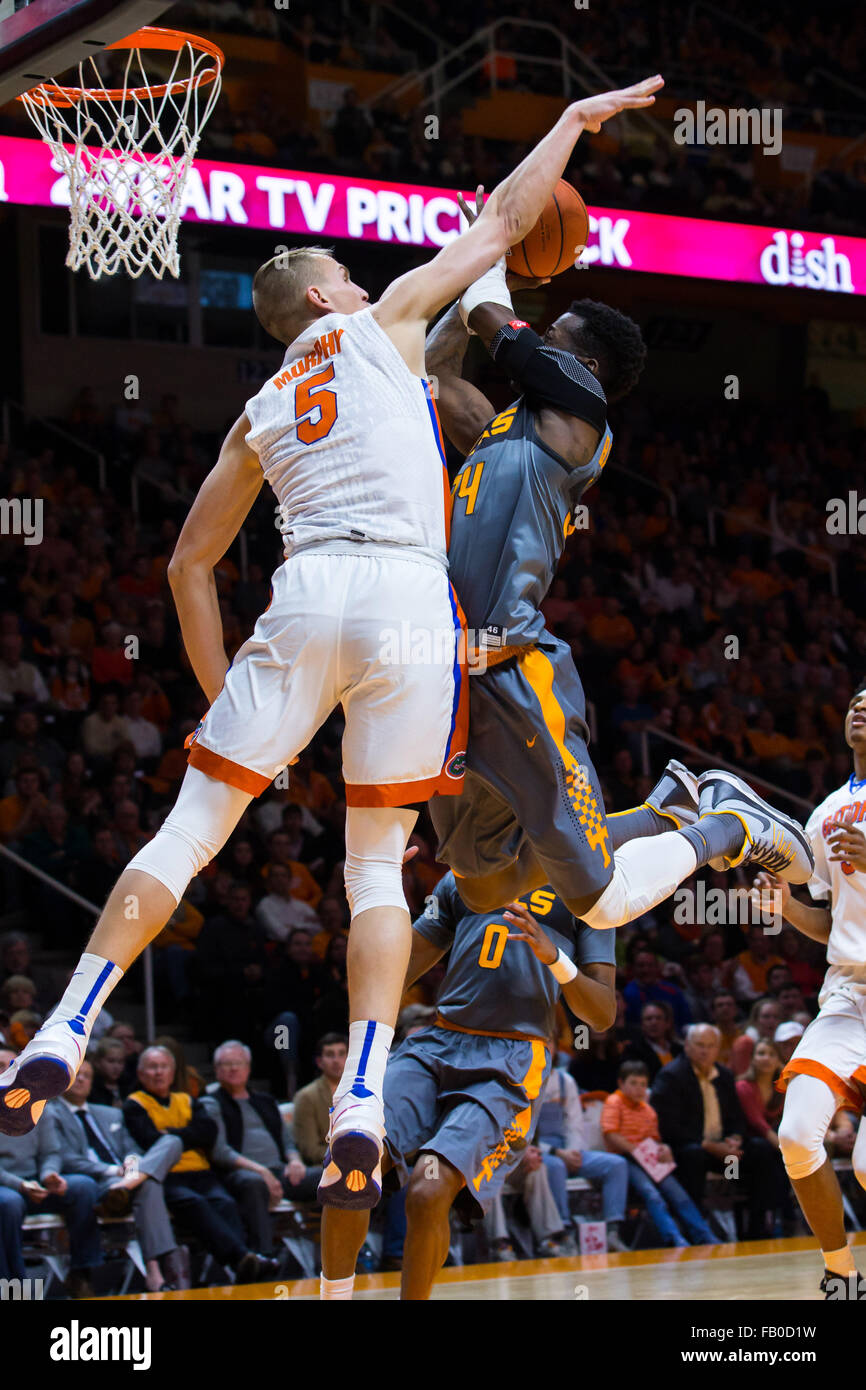 Knoxville, Tennessee, Stati Uniti d'America. 06 gen 2016. Devon Balkman #34 del Tennessee volontari viene sporcata da Alex Murphy #5 della Florida Gators durante il NCAA pallacanestro tra la University of Tennessee volontari e la Florida Gators a Thompson Boling Arena a Knoxville TN Tim Gangloff/CSM Credito: Cal Sport Media/Alamy Live News Foto Stock