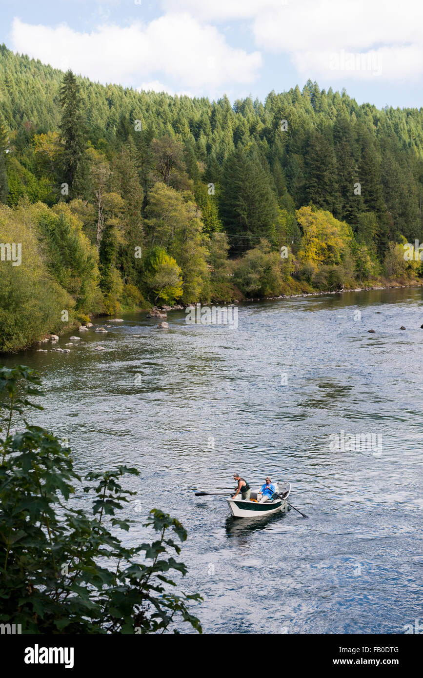 Volare pescatori pesca su una barca sul fiume McKenzie vicino al Ponte di Goodpasture in Vida, Oregon. Foto Stock