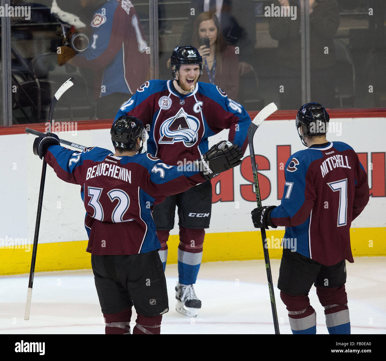 Denver, Colorado, Stati Uniti d'America. Il 6 gennaio, 2016. Avalanche LW GABRIEL LANDESKOG, centro celebra con compagni di squadra dopo aver segnato il gioco goal vincente in OT presso il Pepsi Center merc. notte. La valanga Beat the Blues 4-3 in OT. Credito: Hector Acevedo/ZUMA filo/Alamy Live News Foto Stock