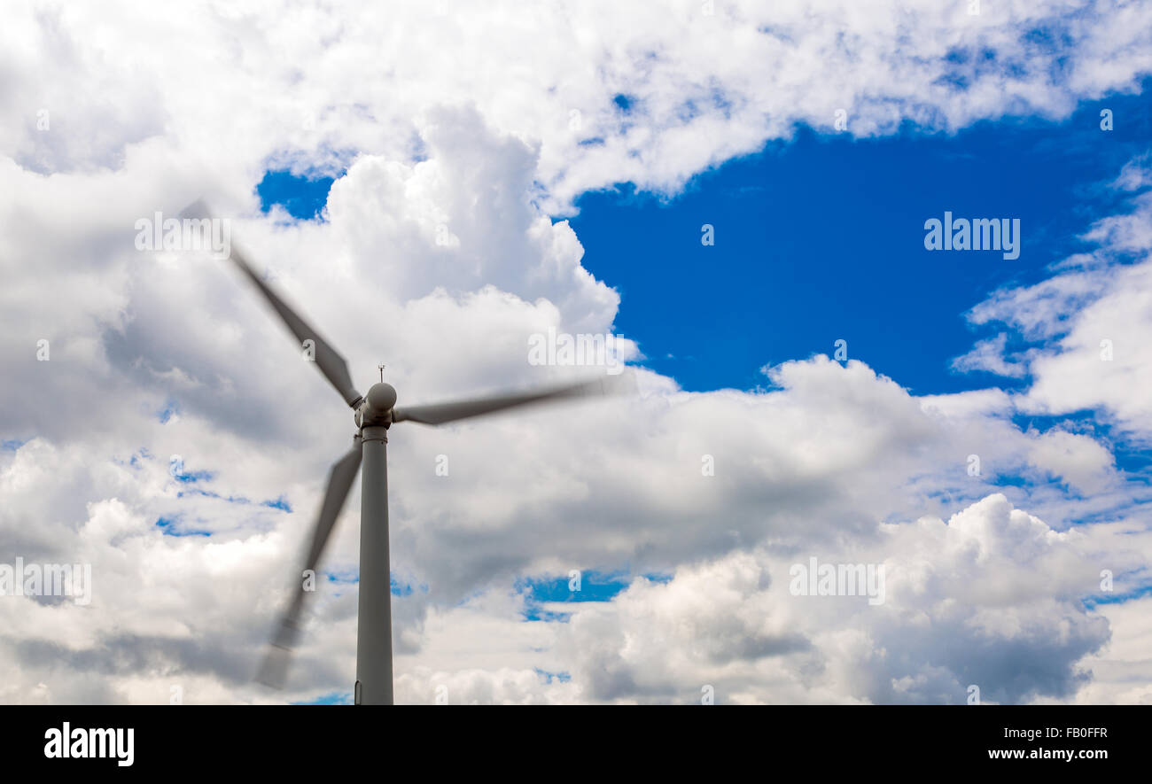 Generatore eolico con pale rotanti Foto Stock Generatore eolico con pale rotanti Foto Stock