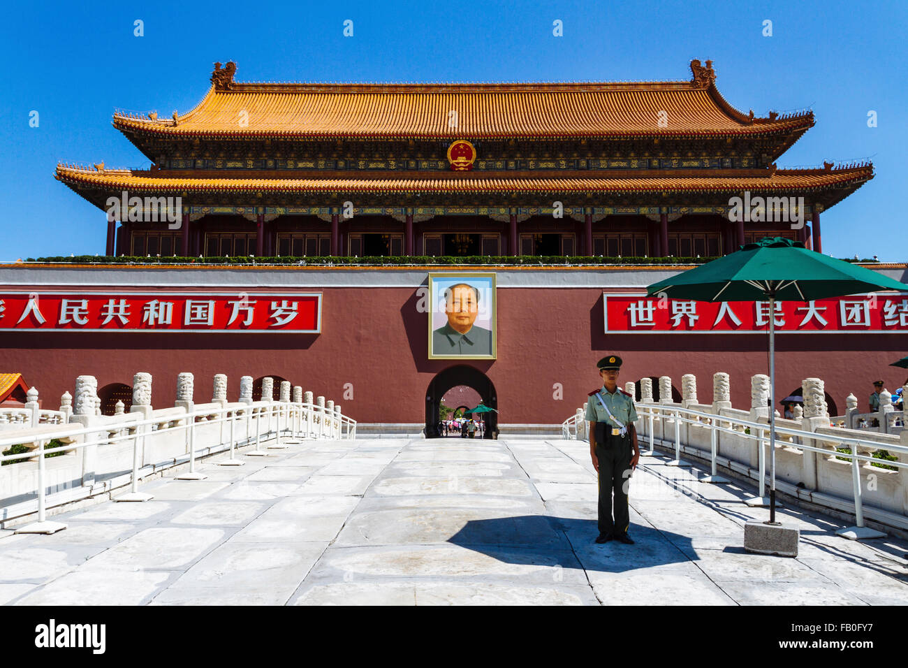 Pechino, Cina - La vista della Torre di Tiananmen con un soldato guadian nelle ore diurne. Foto Stock