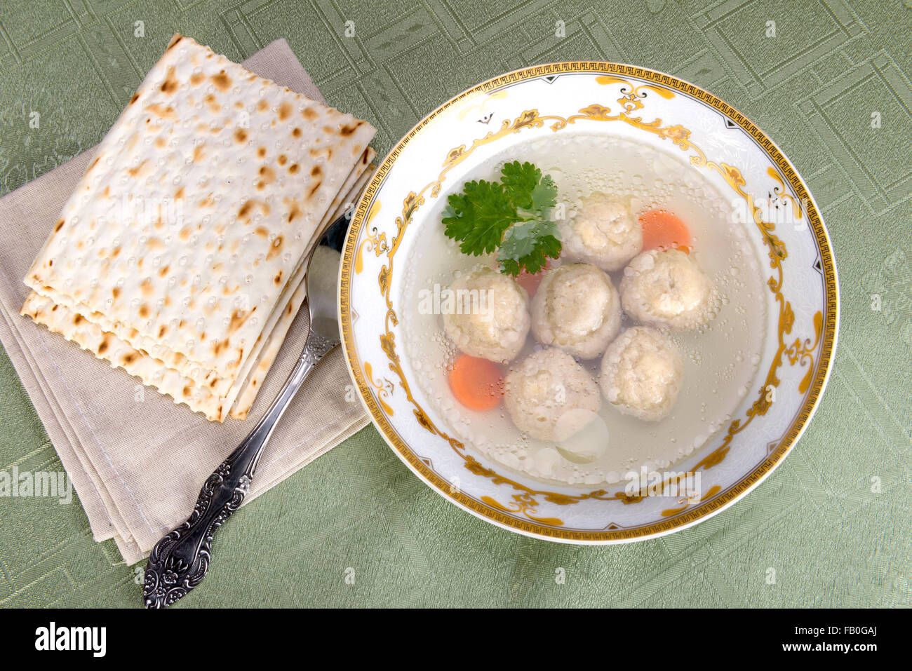 Un tradizionale Ebrei Ashkenazi zuppa con bolls, costituito da una miscela di farina matzah, uova, acqua e grasso, bollito in boui di pollo Foto Stock