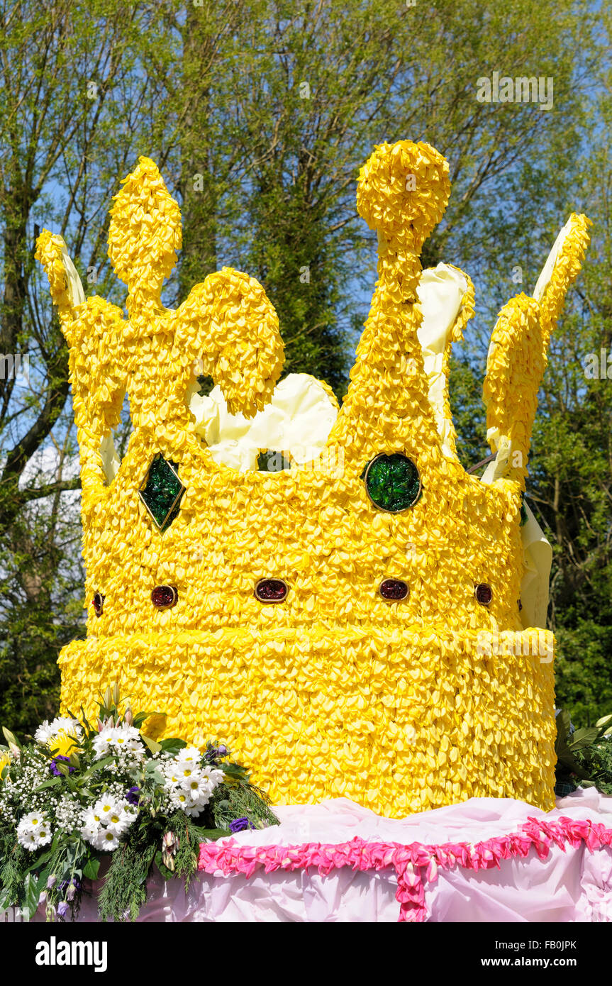 Close-up di una corona decorata usando tulipano giallo petali di fiore 2013 Parade, Spalding, Lincolnshire, England, Regno Unito Foto Stock