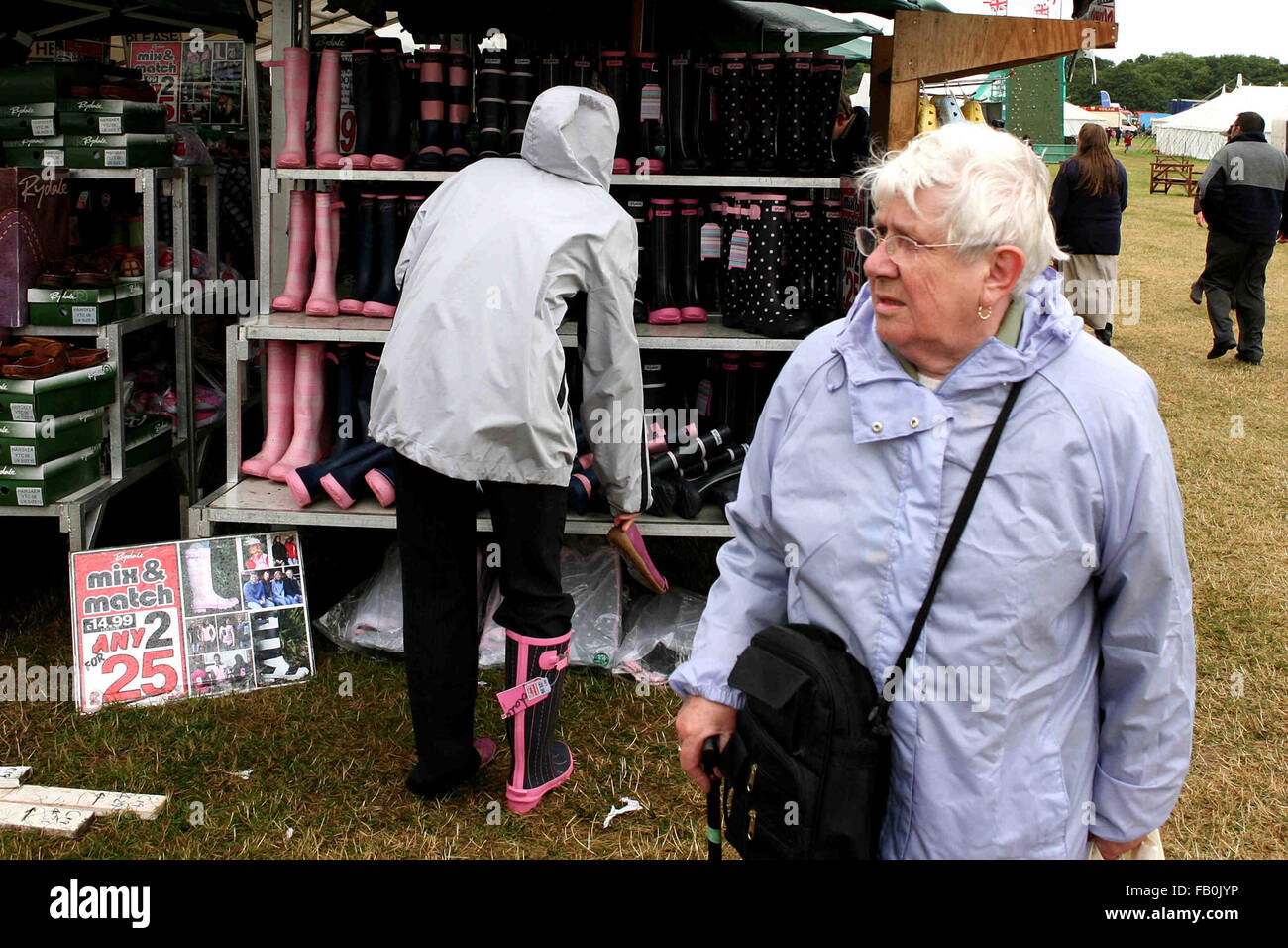 Stivali in gomma per la vendita presso il Cheshire Show 2008. Wellies in vendita. Foto Stock