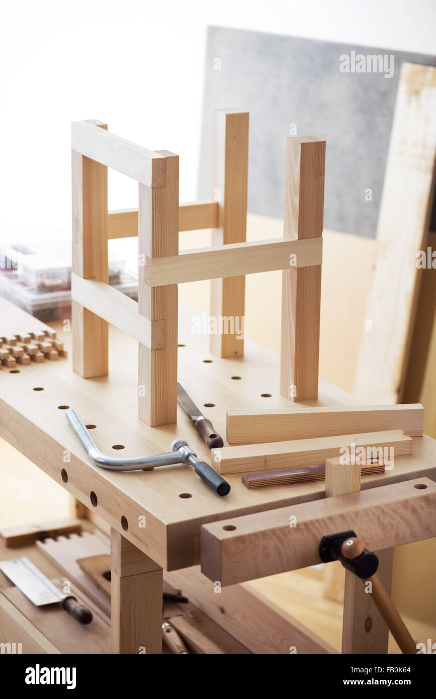 Sgabello rendendo nel laboratorio di falegnameria Foto Stock
