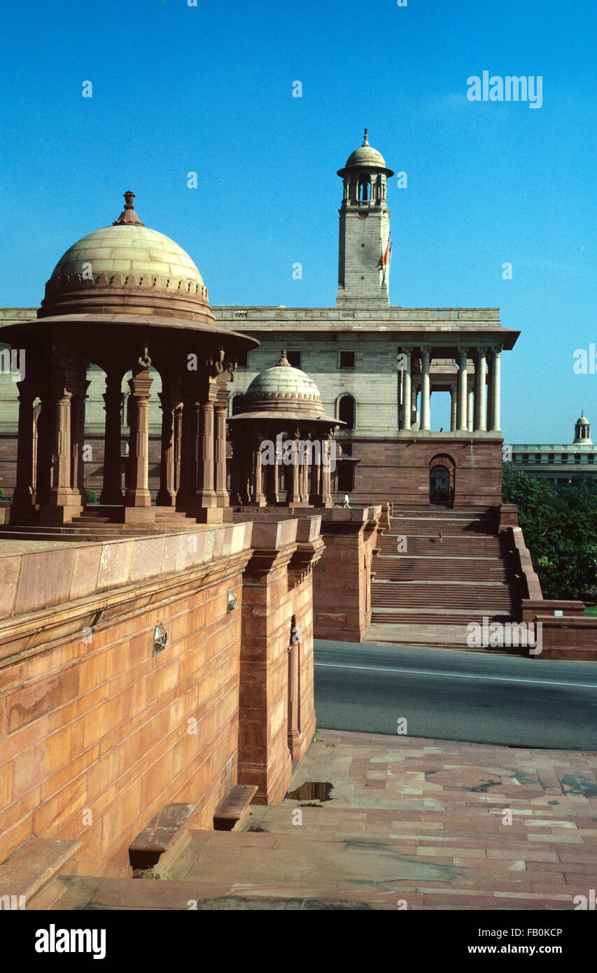 Gli edifici del governo, del nord e del Sud il blocco, progettato da Edwin Lutyens, in stile Mughal utilizzando locale pietra arenaria rossa, New Delhi, India Foto Stock