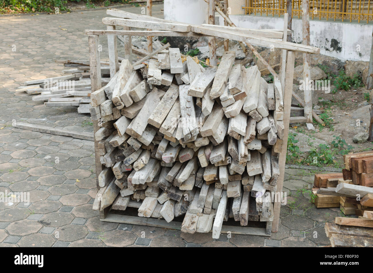 Pila di tronchi, legname palo a sito in costruzione lo spreco di materiale di legno per il riciclaggio. Foto Stock