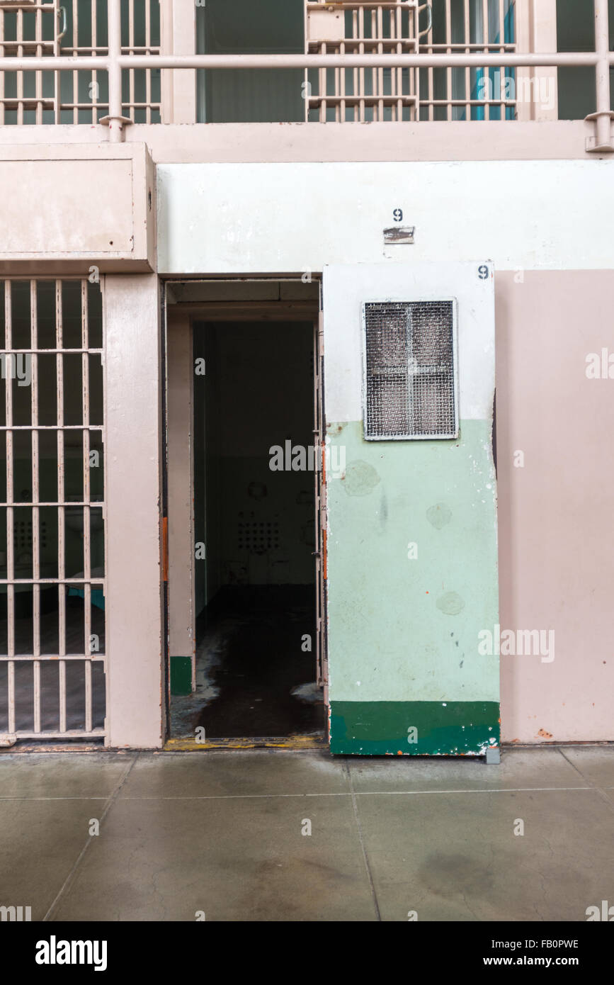 Cella di prigione porta per una cella di isolamento al penitenziario di Alcatraz a San Francisco, California Foto Stock